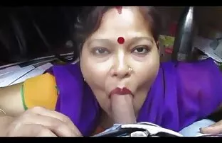 XXX निगलना खाती हुई आकर्षक महिला सुनहरे सेक्सी फिल्म मूवी में बाल वाली