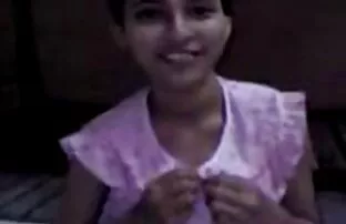 XXX काले बालों वाली लड़की सेक्सी शॉर्ट मूवी एक ही समय में दोनों छेद प्रदान करता है