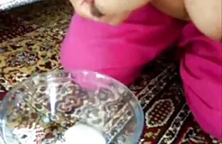 XXX जबकि महिला, गुजराती सेक्सी मूवी आदमी ने राजा-स्तन को गले लगाया